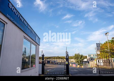 Roots Hall, Southend on Sea, Essex, Regno Unito. 28 Ott 2020. Il club calcistico Southend United oggi si trova ad affrontare un ordine di liquidazione in High Court a causa di una tassa di £493,991 per le entrate e le dogane HM a seguito di un rinvio da settembre. Il club ha lottato finanziariamente per un certo numero di anni non aiutato dal divieto di ingresso dei tifosi a causa della pandemia COVID-19, e sono stati colpiti con un embargo di trasferimento mentre le ordinanze del tribunale sono in vigore. Il club sta languendo in fondo alla Lega due, essendo stato relegato la stagione precedente. Negozio di merchandising, ufficio, all'ingresso dello stadio Foto Stock