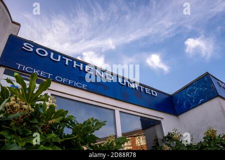 Roots Hall, Southend on Sea, Essex, Regno Unito. 28 Ott 2020. Il club calcistico Southend United oggi si trova ad affrontare un ordine di liquidazione in High Court a causa di una tassa di £493,991 per le entrate e le dogane HM a seguito di un rinvio da settembre. Il club ha lottato finanziariamente per un certo numero di anni non aiutato dal divieto di ingresso dei tifosi a causa della pandemia COVID-19, e sono stati colpiti con un embargo di trasferimento mentre le ordinanze del tribunale sono in vigore. Il club sta languendo in fondo alla Lega due, essendo stato relegato la stagione precedente. Biglietteria all'ingresso Foto Stock