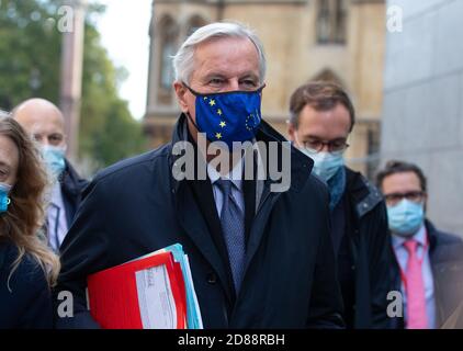 Londra, Regno Unito. 28 Ott 2020. Michel Barnier, capo negoziatore dell'UE, lascia il suo posto per continuare i negoziati UE con David Frost. Credit: Mark Thomas/Alamy Live News Foto Stock