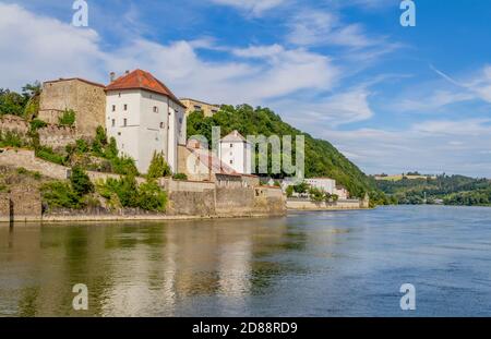 Impressione sul lato dell'acqua di Passau, compresa la veste Niederhaus in basso Baviera in Germania in estate Foto Stock