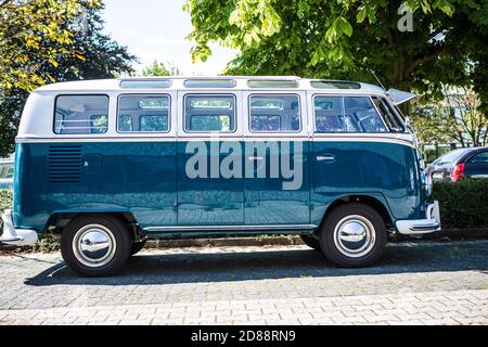 Ein perfekt restaurierter VW Bus T1 Samba glänzt in der Sonne. Der aus dem letzten Baujahr des T1 stampende Luxusbus ist von 1967, also einer der letz Foto Stock