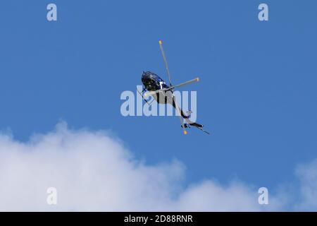 Mollis, Kanton Glarus (GL)/ Svizzera - Agosto 16 2019: Spettacolo aereo di volo aerobico dell'elicottero tedesco MBB Bo-105C della Red Bull Flight Team Foto Stock