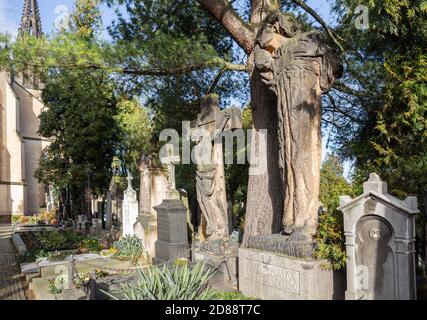 Praga, Repubblica Ceca - 12 Marzo 2020: Cimitero di Vysehrad, necropoli. Antiche lapidi e memoriali Foto Stock