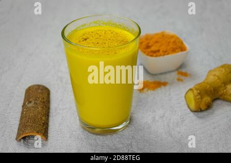 Primo piano di Immunity che aumenta il latte curcuma con cannella, polvere curcuma e zenzero Foto Stock