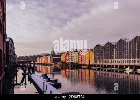 Vecchie case storiche lungo il fiume Nidelva con dipinti colorati Facciate a Trondheim in bella giornata invernale Foto Stock