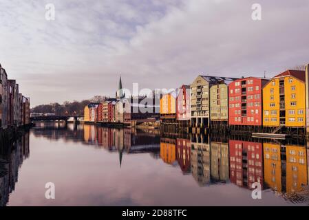 Vecchie case storiche lungo il fiume Nidelva con dipinti colorati Facciate a Trondheim in bella giornata invernale Foto Stock