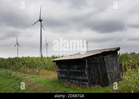 Fattoria del vento con cielo di moody e nuvole sullo sfondo e dettagli agricoli in primo piano Foto Stock