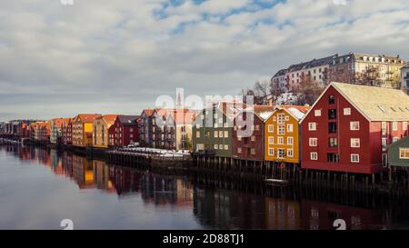 Vecchie case storiche lungo il fiume Nidelva con dipinti colorati Facciate a Trondheim in bella giornata invernale Foto Stock