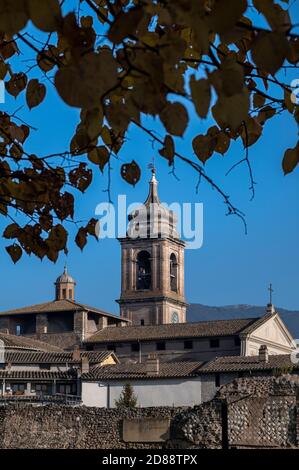 terni, italia ottobre 28 2020: campanile della cattedrale di terni vista dal parco della passeggiata Foto Stock