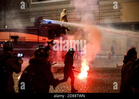 Roma, Italia. 27 Ott 2020. Roma, scontri e rivolte in Piazza del Popolo Credit: Agenzia fotografica indipendente/Alamy Live News Foto Stock