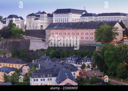 Lussemburgo, Lussemburgo, Vista dell'altopiano di Sant'Esprit e della città giudiziaria - un sito che ospita una serie di tribunali e uffici legali, sopra il G Foto Stock