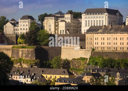 Lussemburgo, Lussemburgo, Vista dell'altopiano di Sant'Esprit e della città giudiziaria - un sito che ospita una serie di tribunali e uffici legali, sopra il G Foto Stock