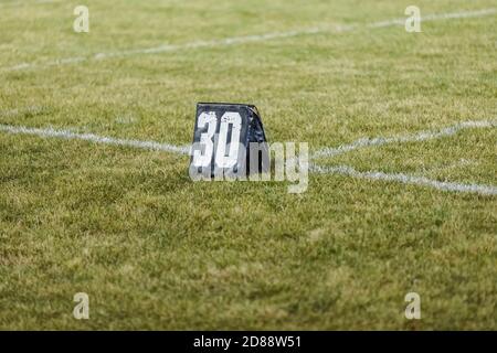 un marcatore di linea di trenta iarde pronto per la pratica durante la marcia prove di band Foto Stock