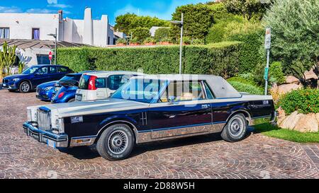 POLTU QUATU, ITALIA - 4 AGOSTO: Classica auto d'epoca americana Lincoln Continental Mark V 1977, vista a Poltu Quatu, Sardegna, Italia, 4 agosto 2020 Foto Stock