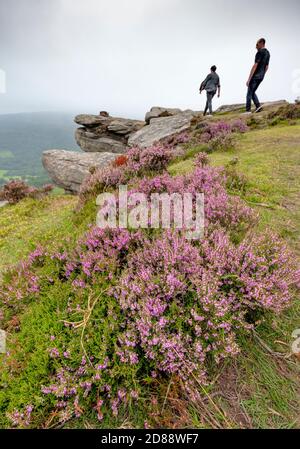 A una coppia si può ammirare la vista di Bamford Edge su un grigio nebby Morning .Peak District National Park, Derbyshire, Inghilterra, Regno Unito Foto Stock