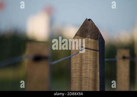 Fuoco selettivo di log di legno con filo Foto Stock