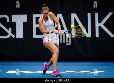 Veronika Kudermetova di Russia in azione contro Karolina Pliskova di La Repubblica ceca durante il secondo turno del 2020 J&T Banka Ostrava Open C Foto Stock