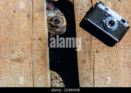 Macchina fotografica su tavolo di legno Foto Stock