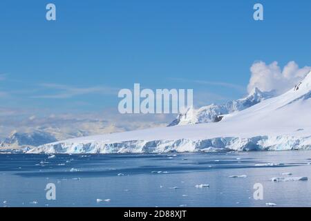 Coste congelate, ghiaccioli e montagne della Penisola Antartica. Le montagne a Paradise Bay sulla Costa del Banco, Antartide Foto Stock