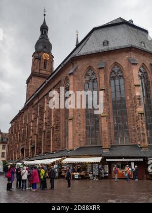 Bancarelle di mercato intorno alla Heiliggeistkirche Heidelberg Foto Stock