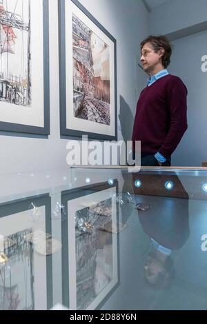 Edimburgo, Regno Unito. 28 ottobre 2020 nella foto: Lachlan Goudie con le sue opere Leviathan e Dockside. La Scottish Gallery di Edimburgo presenta una volta la seconda mostra personale. La mostra presenta una nuova collezione di opere, ispirate a luoghi che sono, o almeno possono essere stati recentemente sentiti lontani. Le opere danno vita a fiabe, con paesaggi e ancora vita che sono progettati per farvi sognare. Credit: Notizie dal vivo su Rich Dyson/Alamy Foto Stock