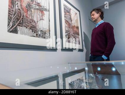 Edimburgo, Regno Unito. 28 ottobre 2020 nella foto: Lachlan Goudie con le sue opere Leviathan e Dockside. La Scottish Gallery di Edimburgo presenta una volta la seconda mostra personale. La mostra presenta una nuova collezione di opere, ispirate a luoghi che sono, o almeno possono essere stati recentemente sentiti lontani. Le opere danno vita a fiabe, con paesaggi e ancora vita che sono progettati per farvi sognare. Credit: Notizie dal vivo su Rich Dyson/Alamy Foto Stock