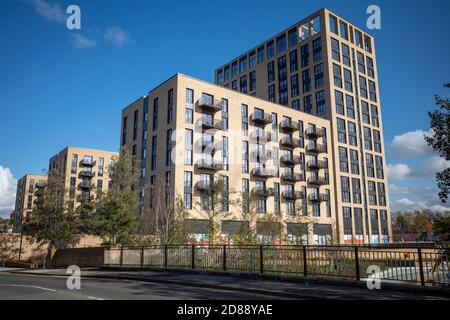 Greenford Quay, quartiere sul canale Grand Union a Greenford, vicino a Horsenden Hill, un complesso di noleggio recente Foto Stock