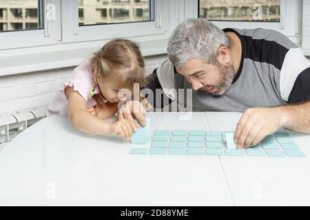 il papà adulto gioca con la bambina carina. carte per lo sviluppo della memoria. sviluppo della prima infanzia Foto Stock