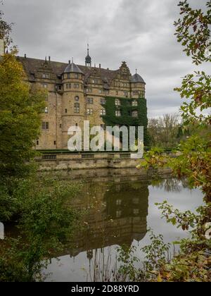 Neuenstein Schloss riflesso nel fossato Foto Stock