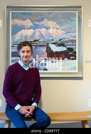 Edimburgo, Scozia, Regno Unito. 28 ottobre 2020. La mostra di Lachlan Goudie una volta, ispirata alle fiabe e alle sue esperienze durante il blocco, si svolge alla Scottish Gallery di Edimburgo dal 28 ottobre C 25 novembre. Nella foto, l'artista accanto a pittura North Mountain. Iain Masterton/Alamy Live News Foto Stock