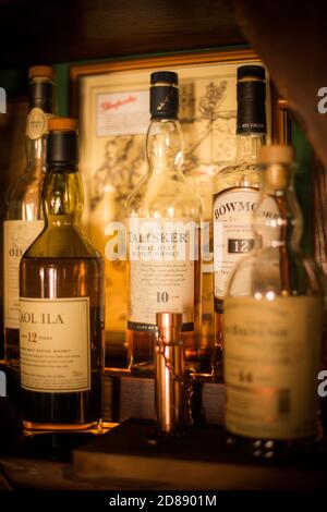 Bucarest, Romania - 14 luglio 2020: Immagine editoriale illustrativa di varie bottiglie di whisky esposte in un pub di Bucarest, Romania. Foto Stock