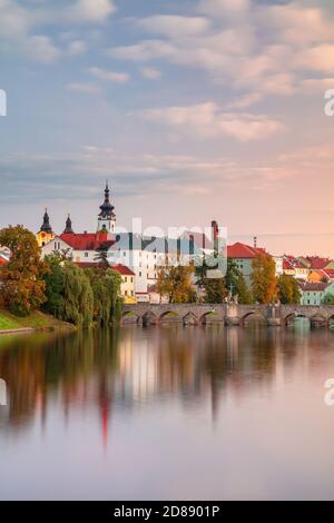 Pisek, Repubblica Ceca. Immagine del paesaggio urbano di Pisek con il famoso Ponte di pietra al bellissimo tramonto d'autunno. Foto Stock