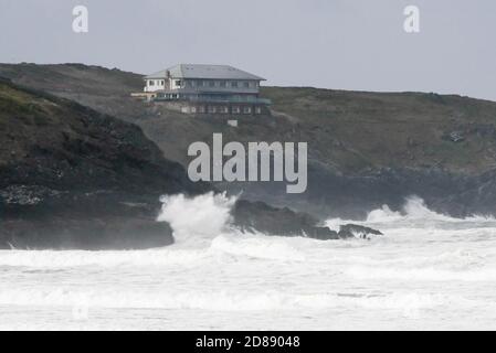 Newquay, Cornovaglia, Regno Unito. 28 ottobre 2020. Regno Unito Meteo. Le grandi onde dei resti dell'uragano Epsilon si schiantano contro le scogliere di Fistral Beach a Newquay in Cornovaglia in una giornata di forti venti gustosi durante le vacanze scolastiche di metà periodo. Picture Credit: Graham Hunt/Alamy Live News Foto Stock