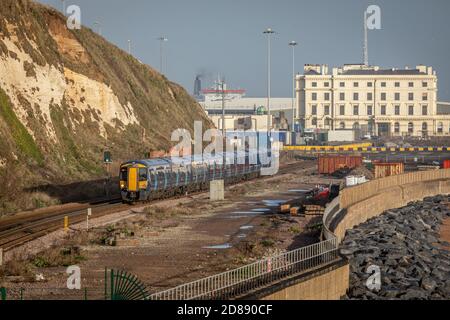La classe 375 829 si avvicina a Shakespeare Cliff Tunnels.dover, Kent, UK Foto Stock