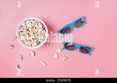Ciotola di popcorn e bicchieri da cinema su sfondo rosa Foto Stock