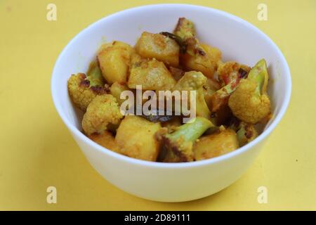 Alo Gobi ki subji, patata cauliflower fritto secco, cibo indiano Foto Stock