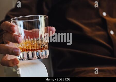 Primo piano del bicchiere con il whiskey Foto Stock