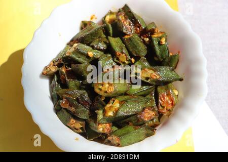 Bhendi o Bhindi o le Signore fritto, okra curry, cibo indiano Foto Stock