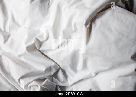 Primo piano del letto di cotone bianco sbriciolato Foto Stock
