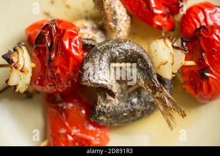 Sardine, Sardina pilchardus, pescate nelle acque della Cornovaglia, che sono state kebabed e grigliate con cipolle, peperoni rossi, timo e olio d'oliva. Sardina Foto Stock