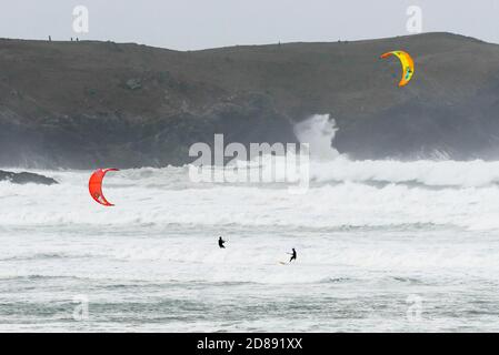 Newquay, Cornovaglia, Regno Unito. 28 ottobre 2020. Regno Unito Meteo. Kite surfisti fuori sulle onde tempesta grande frugato in su dai resti dell'uragano Epsilon schiantano a terra su Fistral Beach a Newquay in Cornovaglia in una giornata di forti venti gustosi durante le vacanze scolastiche di metà periodo. Picture Credit: Graham Hunt/Alamy Live News Foto Stock