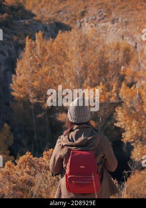Le donne Backpacker godono della natura nell'inverno 2020. In attesa di una nuova avventura in montagna e di perdersi in loro. Un viaggiatore che vuole esplorare. Foto Stock