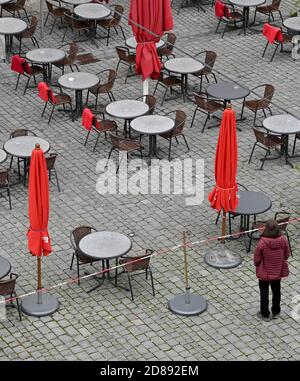 Monaco, Germania. 28 Ott 2020. Una zona pedonale si trova di fronte a un caffè vuoto nella zona pedonale. Credit: Peter Kneffel/dpa/Alamy Live News Foto Stock