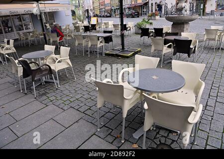 Monaco, Germania. 28 Ott 2020. Un ospite singolo si trova in un caffè di strada altrimenti vuoto nella zona pedonale. Credit: Peter Kneffel/dpa/Alamy Live News Foto Stock