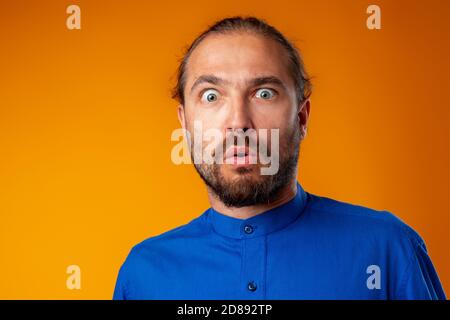 Stupito e confuso l'uomo bearded guarda con stupore Foto Stock