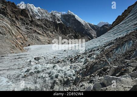 Attraversando il ghiacciaio in cima al passo di Cho la. Foto Stock