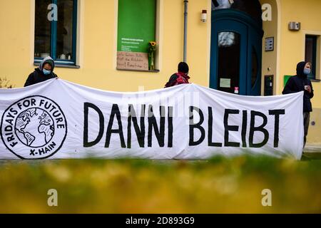 Berlino, Berlino, Germania. 28 Ott 2020. L'attivista del clima del venerdì per la futura Berlino, Ende Gelaende, l'Anti-Kohle Kidz e Sand im Geteiebe Berlin hanno occupato l'ufficio federale dei Verdi (Buendnis 90/Die GRUENEN) nel centro di Berlino. Protestano contro la bonifica della foresta di Dannenroeder in Assia (in tedesco: Assia) e chiedono un immediato arresto alla costruzione della prevista autostrada A49. La gioventù verde di Berlino sostiene anche le proteste. Credit: Jan Scheunert/ZUMA Wire/Alamy Live News Foto Stock