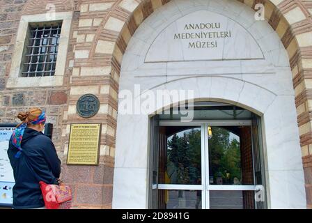 Ankara Turchia. Circa ottobre 2010. Giovane donna caucasica turistica leggere le informazioni alla porta del Museo delle civiltà Anatoliche. Un museo Foto Stock