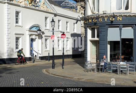 Un uomo che gusterete un drink fuori del Kingston pub, Trinity Square, Hull, East Yorkshire, Humberside, England UK Foto Stock