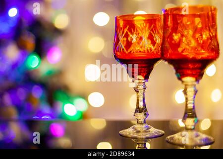 Due bellissimi bicchieri di cristallo sullo sfondo del Natale albero Foto Stock